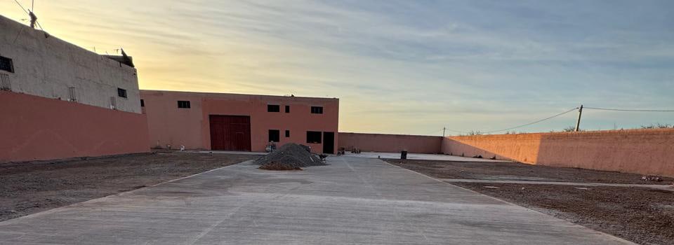 Voie d’accès et murs d’enceinte de l’unité CASEM au coucher du soleil