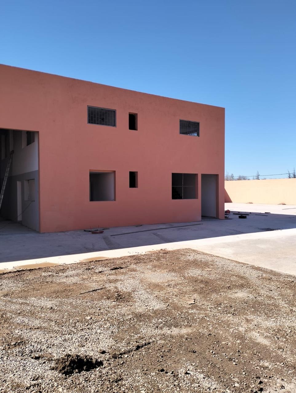 Angle du bâtiment de stockage et cour en cours de finition